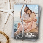 Cartes Pour Fêtes Annuelles Photo florale Hawaiienne tropicale blanche<br><div class="desc">Des fleurs de plumeria tropicale hawaïenne blanche accentuent votre photo préférée avec vos noms et tous les salutations en lettres chic. Utilisez N'IMPORTE QUELLE COULEUR pour l'arrière - plan au dos et AJOUTEZ plus de photos ou de détails au dos ***HORIZONTAL mise en page un pour vous dans notre magasin....</div>