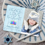Cartes Pour Fêtes Annuelles Photo Hanoukka Menorah Peace Love Light Rustic<br><div class="desc">"Paix, amour et lumière." Une illustration ludique, moderne et artistique de bougies motifs en saumure dans une menorah vous aide à inaugurer les vacances de Hanoukka, avec la photo personnalisée de votre choix. Des bougies bleues assorties de motifs de fausse feuille colorés recouvrent un arrière - plan de bois rustique...</div>