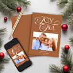 Cartes Pour Fêtes Annuelles Photo Joyeuse de Noël en terre cuite moderne<br><div class="desc">Joyeux Noël de Terracotta moderne Cartes photos de vacances avec une typographie branchée et sur les tons de terre élégants de terre de couleur rouille de terre. Veuillez nous contacter à cedarandstring@gmail.com si vous avez besoin d'aide pour la conception ou les produits correspondants.</div>