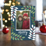 Cartes Pour Fêtes Annuelles Photo moderne baies eucalyptus branches Noël<br><div class="desc">Un carte photo moderne Joyeux Noël en bleu marine,  vert,  rouge et blanc. Le design moderne et abstrait comprend des branches d'eucalyptus et des baies et sans serif pour la partie principale du texte. L'accueil est dans un script rustique moderne. Le dos comprend un motif eucalyptus vert et blanc.</div>