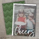 Cartes Pour Fêtes Annuelles Photo moderne - Décalage blanc minimal des bordure<br><div class="desc">CONCEPTION AVANT : Un accueil de Noël - applaudissements - est au-dessus de la photo dans une grande police de caractères tendance. La photo verticale est hors centre, et la signature de la famille entoure la bordure blanche. Un mince accent de bordure blanche est également inclus. — DESIGN ARRIÈRE :...</div>