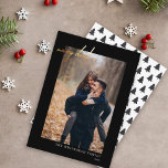 Cartes Pour Fêtes Annuelles Photo moderne Gold Joyeux Noël Noir<br><div class="desc">Souhaitez à vos amis et à votre famille Joyeux Noël en cette période de fêtes avec cette photo carte de Noël qui comporte un motif de pin sur le dos.</div>