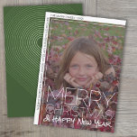 Cartes Pour Fêtes Annuelles Photo Moderne - Limite de la frontière blanche à l<br><div class="desc">CONCEPTION : Un accueil de Noël - Joyeux Noël et Bonne Année - est sur le dessus de la photo dans une grande police de caractères tendance. La photo verticale est hors centre, et la signature de la famille entoure la bordure blanche. Un mince accent de bordure blanche est également...</div>