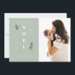 Cartes Pour Fêtes Annuelles Photo moderne NOEL Gold Winter Berry Fragment phot<br><div class="desc">Un cadre élégant en faux or pâle orné de branches de baies d'hiver sur la sauge à la menthe festive et des arrière - plans de couleur vert émeraude muet. Caractéristiques de conception, encadré en caractères gras NOEL, lignes de texte modèles pour les noms, année et message avec une seule...</div>