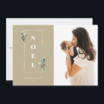 Cartes Pour Fêtes Annuelles Photo moderne NOEL Gold Winter Berry Fragment phot<br><div class="desc">Cadre élégant en faux or pâle orné de branches de baies d'hiver sur des arrière - plans festifs de couleur beige sablonneuse. Caractéristiques de conception, encadré en caractères gras NOEL, lignes de texte modèles pour les noms, année et message avec une seule photo sur le devant et deux espaces photo...</div>