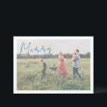 Cartes Pour Fêtes Annuelles Photo moderne Script rustique élégant<br><div class="desc">Carte de Noël photo moderne avec un design simple et minimal avec "Joyeux Noël" dans un script élégant et rustique sur votre photo préférée avec votre nom de famille. Le modèle comprend une superposition blanche pour aider le texte à se démarquer sur votre photo et peut être supprimé dans l'outil...</div>