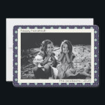 Cartes Pour Fêtes Annuelles Photo Motif Retro Blue Mid Century Mod Photo Hanou<br><div class="desc">Ligne moderne,  tendance et simple rétro du milieu du siècle mod lignes motif en bleu et blanc pour Hanoukka,  personnalisée avec votre nom et votre photo.</div>