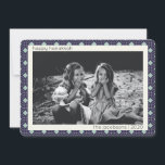 Cartes Pour Fêtes Annuelles Photo Motif Retro Blue Mid Century Mod Photo Hanou<br><div class="desc">Ligne moderne,  tendance et simple rétro du milieu du siècle mod lignes motif en bleu et blanc pour Hanoukka,  personnalisée avec votre nom et votre photo.</div>