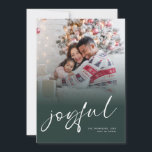 Cartes Pour Fêtes Annuelles Photo Overlay 2025 Calendrier Joyeux Noël Vert<br><div class="desc">Photo de famille Superposition 2025 Calendrier Joyeux Script Christmas Dark Green. Disponible numériquement et imprimé. Remplacez simplement l'exemple de photo par le vôtre et personnalisez avec vos noms et votre année. Joyful est dans un jeu élégant script set en blanc qui peut être changé en une autre couleur si vous...</div>