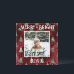 Cartes Pour Fêtes Annuelles Photo pailleté métallisé rouge Merry & Bright<br><div class="desc">Typographie Merry & Bright.  Faux métallisé rouge avec des arbres de Noël métallisés verts avec votre photo préférée au centre.  Personnalisez avec votre message et votre nom au verso.  La carte de vœux de Noël parfaite.</div>