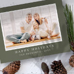 Cartes Pour Fêtes Annuelles Photo personnalisée de Noël simple moderne<br><div class="desc">Le design se compose d'un design simple avec une typographie sans serif moderne. Ajoutez une photo personnalisée,  un message,  le nom de famille et l'année.</div>