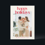 Cartes Pour Fêtes Annuelles Photo personnalisée moderne rouge Joyeux minimalis<br><div class="desc">Profitez de cette carte Happy Holidays élégante, avec un texte rouge gras sur un arrière - plan crème chaleureux. Ce design minimaliste est à la fois élégant et intemporel, parfait pour envoyer des salutations saisonnières avec une touche moderne. Personnalisez avec votre nom de famille pour ajouter une touche personnelle, ce...</div>