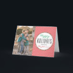 Cartes Pour Fêtes Annuelles Photo rouge et blanche de Noël personnalisée par<br><div class="desc">Conception rouge et blanche moderne de chevron avec l'étiquette dans le blanc pour ajouter votre message de Noël - téléchargez votre photo de famille et envoyez personnalisé "bonnes fêtes" aux amis et à la famille cette année ! Studios de Storytree de © de photographie,  Stanford,  CA</div>