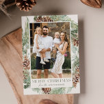 Cartes Pour Fêtes Annuelles Photo Russe Watercolor Pine Cone Wreath Photo<br><div class="desc">Elégant carte photo de vacances avec une couronne d'aquarelle de cônes de pin, de pics et de verdure luxuriante avec un arrière - plan crème légère. "Joyeux Noël" est affiché en lettres vert foncé. Personnalisez l'avant de la carte de vacances en pin avec votre photo verticale et votre nom de...</div>