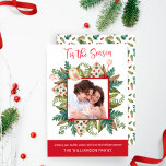 Cartes Pour Fêtes Annuelles Photo, Verdure et Cookies Cette saison<br><div class="desc">Design avec cadre d'aquarelle magnifique avec des biscuits de vacances et de la verdure entourant votre photo. Ci-dessus l'expression "Tis the Season" en aquarelle rouge écrit à la main Typographie de script. Bordure en rouge sur le bas avec zones de texte pour votre propre message et nom(s). Sur le dos...</div>