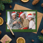 Cartes Pour Fêtes Annuelles photo verte minimaliste simple<br><div class="desc">Profitez de la saison des Fêtes avec notre carte de Noël moderne et minimaliste. Personnalisez-le avec votre propre photo de famille, créant un accueil unique et chaleureux. Le design vert de la forêt ajoute une touche d'élégance, tandis que la modèle photo vous permet de mettre en valeur vos souvenirs qui...</div>