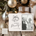 Cartes Pour Fêtes Annuelles Photo verticale moderne Black Bow marié et joyeux<br><div class="desc">Célébrez votre premier Noël avec notre Carte de Fêtes Mariées et Joyeuses - Illustration de cloches, avec d'élégantes cloches esquissées attachées avec un arc et jumelées avec votre photo mariage préférée. Ce design intemporel est la meilleure façon de partager la joie des jeunes mariés pendant la saison des fêtes. Imprimée...</div>