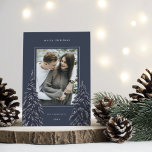 Cartes Pour Fêtes Annuelles Pin neigeux | Élégante photo de Noël<br><div class="desc">Un design moderne et élégant de cartes de vacances de Noël avec une seule photo verticale sur un arrière - plan bleu marine. Deux grands pins encadrent votre photo,  parsemée de neige blanche. Personnalisez avec votre salutation de vacances personnalisée,  le nom de famille et l'année.</div>