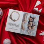 Cartes Pour Fêtes Annuelles Pine Berry Wreath Joyeux Noël Script Photo Hol<br><div class="desc">Présentation de Pine Berry Wreath Joyeux Script de Noël Photo Holiday Card! Cette carte de vacances simple mais élégante est parfaite pour répandre la joie cette saison. Avec votre photo d'orientation verticale (portrait) préférée sur la droite, et une couronne de branches peinte à la main, des boucs d'épinette et des...</div>