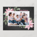 Cartes Pour Fêtes Annuelles Pink Poinsettias Chalkboard Joyeux Noël Photo<br><div class="desc">Joyeux Noël! Envoyez des salutations de vacances à votre famille et à vos amis avec cette carte postale botanique personnalisable. Il présente l'aquarelle illustrant des poinsettias roses, des baies, du coton et des creux sur un faux arrière - plan de tableau. Personnalisez en ajoutant des photos et vos propres textes....</div>