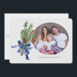 Cartes Pour Fêtes Annuelles Pins Baies et Arc Cadeau Photo de vacances<br><div class="desc">Une carte de vœux photo pour les fêtes non confessionnelle comportant votre photo préférée et un bouquet de pin, de baies et de pomme de pin noué avec un ruban bleu. (Photo par gpointstudio sur Freepik). (Image par pikisuperstar sur Freepik). La carte est facile à personnaliser avec votre texte, police...</div>