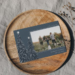 Cartes Pour Fêtes Annuelles Pins neigeux | Élégante photo de Noël<br><div class="desc">Un design moderne et élégant de cartes de vacances de Noël avec une photo horizontale sur un arrière - plan bleu foncé orné de pins chargés de neige et surmonté d'étoiles blanches. Personnalisez avec votre salutation de vacances personnalisée,  le nom de famille et l'année.</div>