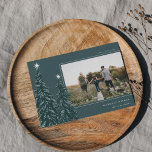 Cartes Pour Fêtes Annuelles Pins neigeux | Élégante photo de Noël<br><div class="desc">Un design moderne et élégant de cartes de vacances de Noël avec une photo horizontale sur un arrière - plan vert de forêt orné de pins chargés de neige et surmonté d'étoiles blanches. Personnalisez avec votre salutation de vacances personnalisée,  le nom de famille et l'année.</div>