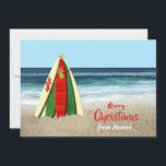 Cartes Pour Fêtes Annuelles Planches de surf personnalisables sur Noël de<br><div class="desc">Une carte plate de vacances comportant quelques planches de surf lumineuses et colorées empilées comme un arbre de Noël sur la plage avec une étoile de mer sur le dessus et l'océan derrière lui. Tout le texte sur l'avant et le dos de carte est personnalisable ainsi vous pouvez ajouter les...</div>