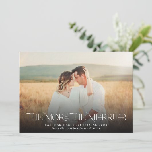 Cartes Pour Fêtes Annuelles Plus Merrier annonce la grossesse Noël Photo (Debout devant)