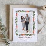 Cartes Pour Fêtes Annuelles Poinsettias vintages aiguilles de pin Photo de Noë<br><div class="desc">Joyeux Noël! Envoyez vos souhaits et vos salutations de vacances à votre famille et à vos amis avec cette carte photo de Noël florale personnalisable. Il est doté d'un cadre aquarelle de pinecones, aiguilles de pin, creux, baies et poinsettia. Personnalisez en ajoutant des noms, des messages et une photo verticale....</div>