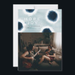 Cartes Pour Fêtes Annuelles Points Indigo<br><div class="desc">De beaux points batik indigo créent une carte de vacances moderne abstraite,  parfaite pour votre photo de famille. Cette carte est également dotée d'un arrière - plan couleur cravate bleu clair.</div>