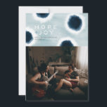 Cartes Pour Fêtes Annuelles Points Indigo<br><div class="desc">De beaux points batik indigo créent une carte de vacances moderne abstraite,  parfaite pour votre photo de famille. Cette carte est également dotée d'un arrière - plan couleur cravate bleu clair.</div>