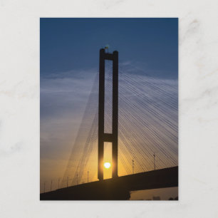Cartes Pour Fêtes Annuelles Pont suspendu au lever du soleil sur un ciel color