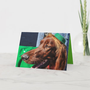 CARTES POUR FÊTES ANNUELLES POSEUR IRLANDAIS PORTANT LE JOUR DE ST PATRICK