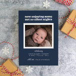 Cartes Pour Fêtes Annuelles Profitez Maintenant De Nuits Pas Si Silencieuses<br><div class="desc">Cette faire-part de naissance moderne comporte les mots "maintenant profiter de certaines nuits pas si silencieuses" avec espace pour une seule photo sur un arrière - plan bleu foncé.</div>
