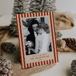 Cartes Pour Fêtes Annuelles Rayures rouges<br><div class="desc">Embrassez le romantisme et le charme de la saison des fêtes avec notre élégante carte de Noël "Merry & Married" entièrement personnalisable avec des rayures rouges profondes,  un parfait mélange d'élégance vintage et de sophistication old money.</div>