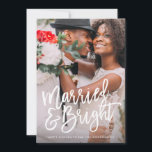 Cartes Pour Fêtes Annuelles Recouvrement balayé marié et lumineux de vacances<br><div class="desc">Les caractéristiques de conception ce une pleine photo de soutirage avec une lecture balayée moderne de police "mariée et lumineuse", se perfectionnent pour des couples célébrant leur premier Noël comme nouveaux mariés ! Les caractéristiques de conception arrières un arrière - plan rouge lumineux de baie avec des vacances s'embranche. La...</div>