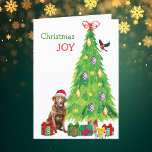 Cartes Pour Fêtes Annuelles Récupérateur de la baie Chesapeake, oiseau et arbr<br><div class="desc">Sur le devant de cette carte de Noël, un beau chien de Chesapeake Bay Retriever porte un casquette de Père Noël rouge et blanc alors qu'il est assis à côté d'un arbre de Noël. Des emballages de cadeaux aux couleurs vives sont éparpillés, et un bullfinch débarque sur le sapin de...</div>