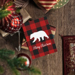 Cartes Pour Fêtes Annuelles Red Buffalo Plaid & Bear | Nom personnel Cadeau<br><div class="desc">Découvrez notre collection de cadeaux personnalisés "Red Buffalo Plaid & Bear", disponible exclusivement sur Zazzle! Cette magnifique collection est conçue pour apporter une touche de charme rustique et une chaleur personnalisée à votre expérience de don. Explorez notre collection aujourd'hui et découvrez la joie de donner des cadeaux personnalisés qui résonnent...</div>