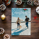 Cartes Pour Fêtes Annuelles Red Holly White Snowflakes Joyeux Noël Photo<br><div class="desc">Belle carte Joyeux Noël sur le thème des flocons de neige imprimée avec votre photo couvrant la carte, de jolis flocons blancs, des baies rouges sèches avec des feuilles verts, et votre nom et l'année. Ce magnifique carte photo 5x7 dispose d'un cadre de flocon blanc sur votre photo avec typographie...</div>