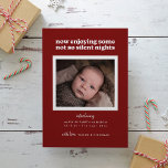 Cartes Pour Fêtes Annuelles Red Maintenant Profitant De Quelques Nuits Pas Si<br><div class="desc">Cette faire-part de naissance moderne comporte les mots "maintenant profiter de certaines nuits pas si silencieuses" avec espace pour une seule photo sur un arrière - plan rouge.</div>