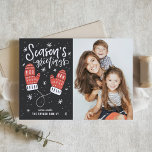 Cartes Pour Fêtes Annuelles Red Winter Mittens Bonnes Fêtes Photo<br><div class="desc">Bonnes Fêtes | Envoyez vos souhaits de vacances à vos amis et à votre famille avec cette carte de vacances personnalisable. Cette carte de Noël photo présente une calligraphie moderne et des mitaines d'hiver rouges. Personnalisez en ajoutant vos détails. Cette carte de vacances photo est disponible en d'autres couleurs et...</div>