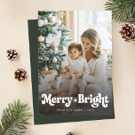 Cartes Pour Fêtes Annuelles Retro moderne Simple Photo Noël<br><div class="desc">Cette Carte de vacances de Noël Retro Moderne Simple Photo offre un design épuré et sophistiqué avec une photo de famille complète et une grande typographie de script rétro "Merry Bright". Le style décontracté, mais rétro, se fond sans effort dans le cadre naturel, ce qui en fait une option idéale...</div>