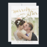 Cartes Pour Fêtes Annuelles Romantic Newlyweds Gold Script Photo de vacances<br><div class="desc">Un choix parfait pour votre premier Carte photo de Noël en tant que Monsieur et Madame.. Envoyez ce script d'or romantique à la main design lettré à votre famille et à vos amis en tant que jeunes mariés. "Merrily Jamais Après". Design© Elke Clarke. Arrière - plan en dégradé d'or au...</div>