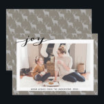 Cartes Pour Fêtes Annuelles Rustique Brown Burlap Élégant Script minimaliste<br><div class="desc">Rustique Brown Burlap Élégant Script Minimaliste Carte de vacances. Envoyez des voeux de vacances personnalisables et personnalisés à vos amis, collègues et famille dans des cartes de style simple, chic, élégant et moderne design photo festif, naturel minimaliste! Une belle calligraphie de " joy " encadre votre photo devant. Ci-dessous la...</div>