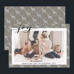 Cartes Pour Fêtes Annuelles Rustique Brown Burlap Élégant Script minimaliste<br><div class="desc">Rustique Brown Burlap Élégant Script Minimaliste Carte de vacances. Envoyez des voeux de vacances personnalisables et personnalisés à vos amis, collègues et famille dans des cartes de style simple, chic, élégant et moderne design photo festif, naturel minimaliste! Une belle calligraphie de " joy " encadre votre photo devant. Ci-dessous la...</div>