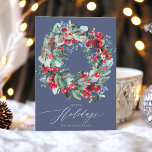 Cartes Pour Fêtes Annuelles Rustique floral rouge chic bleu Noël couronne heur<br><div class="desc">Joyeuses fêtes,  Célébrez Noël et la saison d'hiver avec cette couronne botanique rustique peinte en rouge,  bleu marine et vert avec des fleurs,  des baies saintes,  des branches de pin avec un arrière - plan de flanelle bleu foncé modifiable.</div>