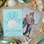 Cartes Pour Fêtes Annuelles Sable Dollar Starfish Seas & Salutations Noël<br><div class="desc">Cette carte de Noël inspirée de la plage présente un dollar de sable blanc et 2 étoiles de mer blanches sur du corail de parties scintillant,  avec un arrière - plan bleu aqua,  et "Seas & Greys" dans une police manuscrite tendance. Sur le dos est un modèle photo.</div>