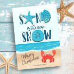 Cartes Pour Fêtes Annuelles Sable Snow Seashell Beach Crabe côtier Noël<br><div class="desc">Partagez des humours de vacances et des souhaits chauds avec cette carte de Noël côtière! Avec la typographie "Sand is the New Snow" avec une étoile de mer, coquillage de coquillages et dollar de sable (remplaçant les lettres A, D et O), un crabe mignon sur la plage, des vagues de...</div>