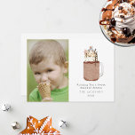 Cartes Pour Fêtes Annuelles Saison douce Chocolat Snowman Milkshake<br><div class="desc">Illustration du milkshake en pot de mason au chocolat garni d'arroses, de chips au chocolat, de fudge chaud, de caramel, de biscuit de Noël aux flocons de neige et de bonhomme de neige au marshmallow. Texte dit, "vous souhaitant une belle saison des fêtes" Personnalisez le nom, l'année, et la photo....</div>